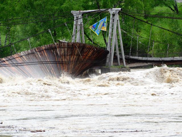 10 самых жутких фотографий наводнения 2014 года на Алтае